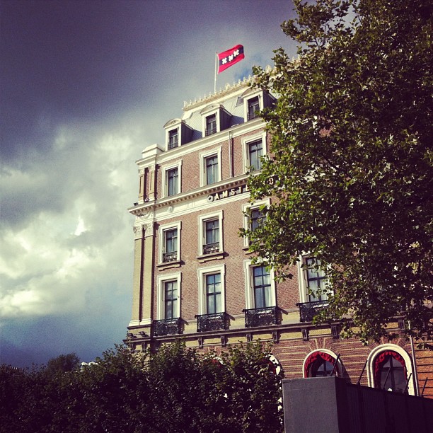 A typical Amsterdamer weather, sunny but cloudy, dry but rainy, still but actually windy (and the nice flag). None one could explain me yet why there are those 3 crosses.